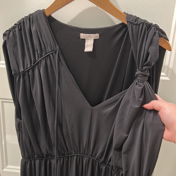 H&M, adjustable sleeves, black elegant formal gown, can fit size L-XXL - Picture 3 of 3